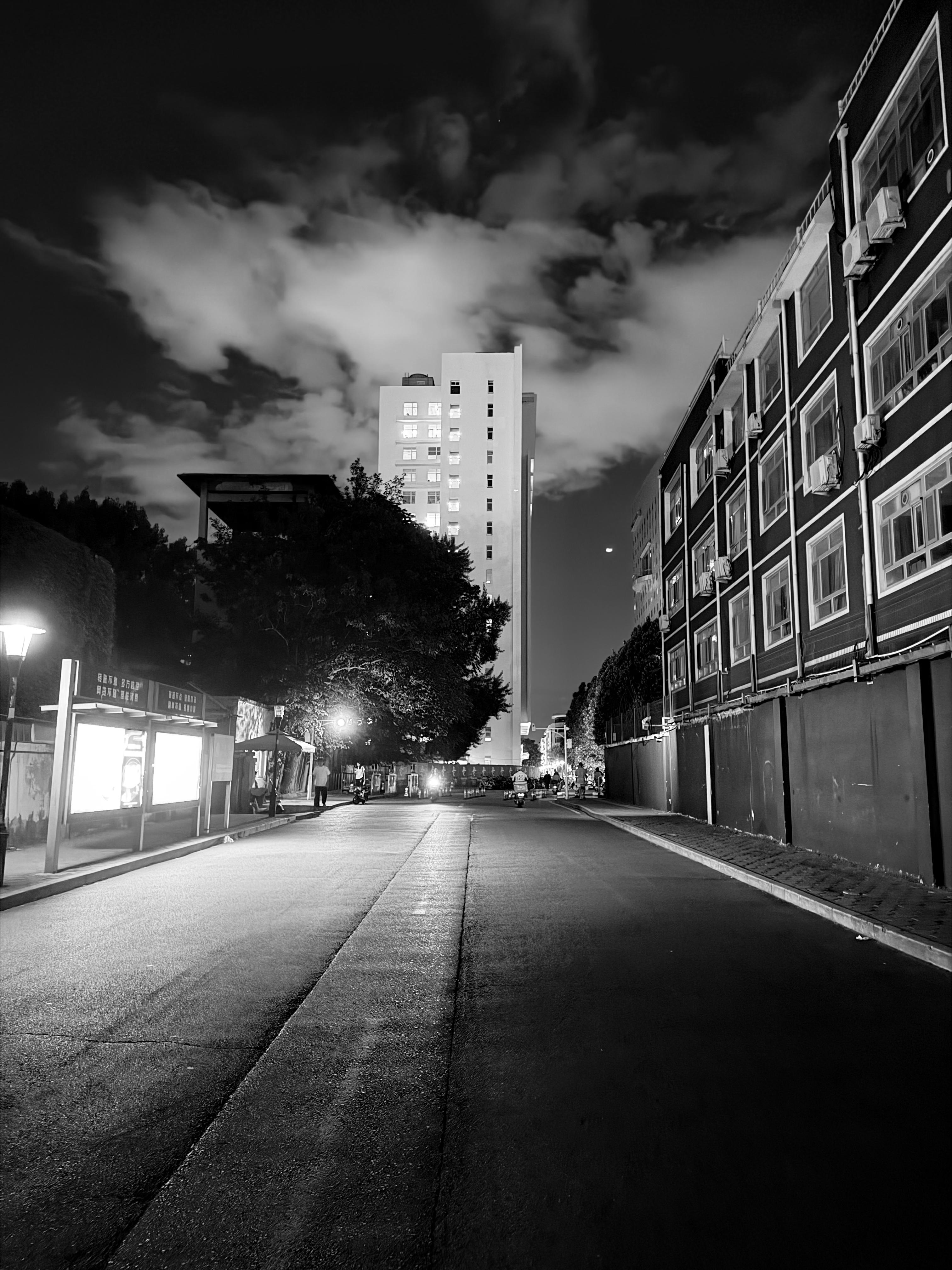 夜色里的街道、云层和楼宇。